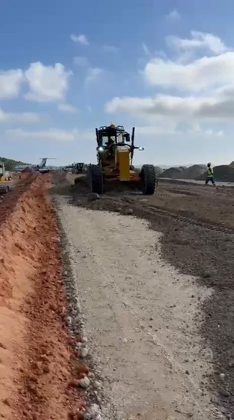 Motoniveladora acertando base em obra de terraplanagem