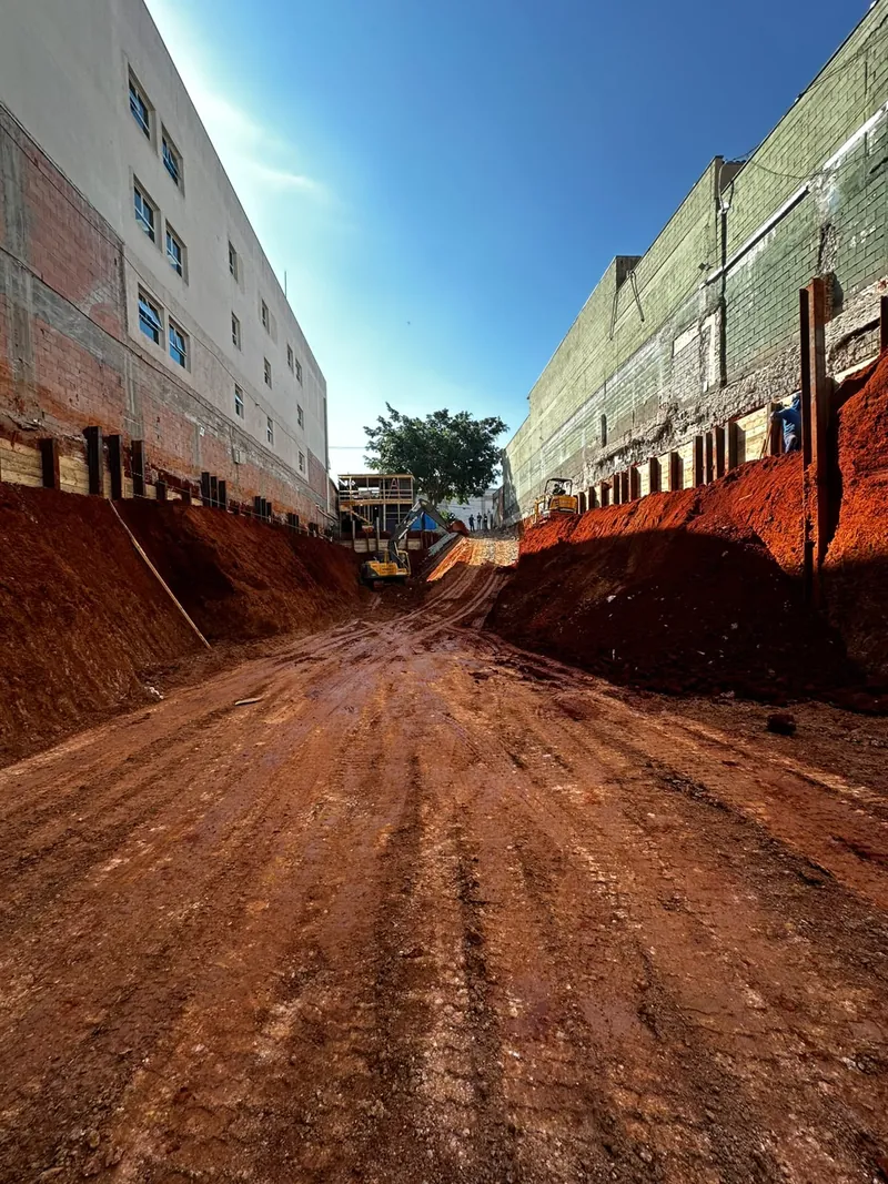 Rampa de acesso de máquinas em escavação