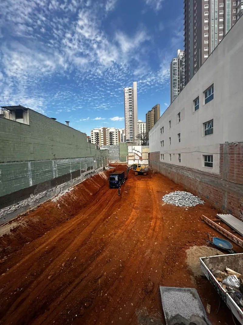 Vista geral de escavação de subsolo em São Paulo