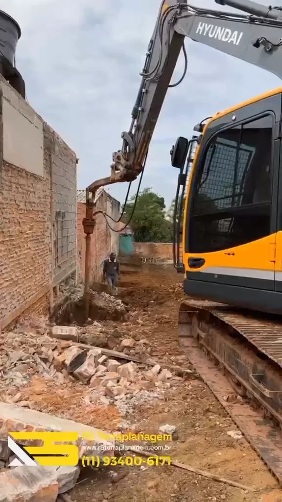 Escavadeira com broca perfurando o solo